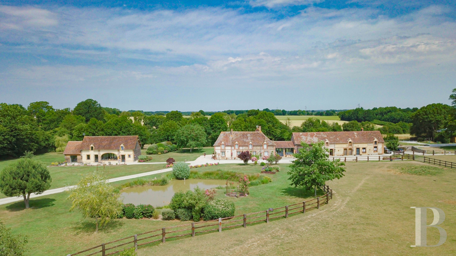 A former 18th century farmhouse with carefully renovated outbuildings on the edge of a forest in Perche - photo  n°1